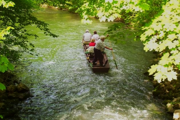 Bild 069.jpg - Eine geführte Kahnfahrt auf der verzweigten Flußlandschaft des Naturschutzgebietes Taubergießen